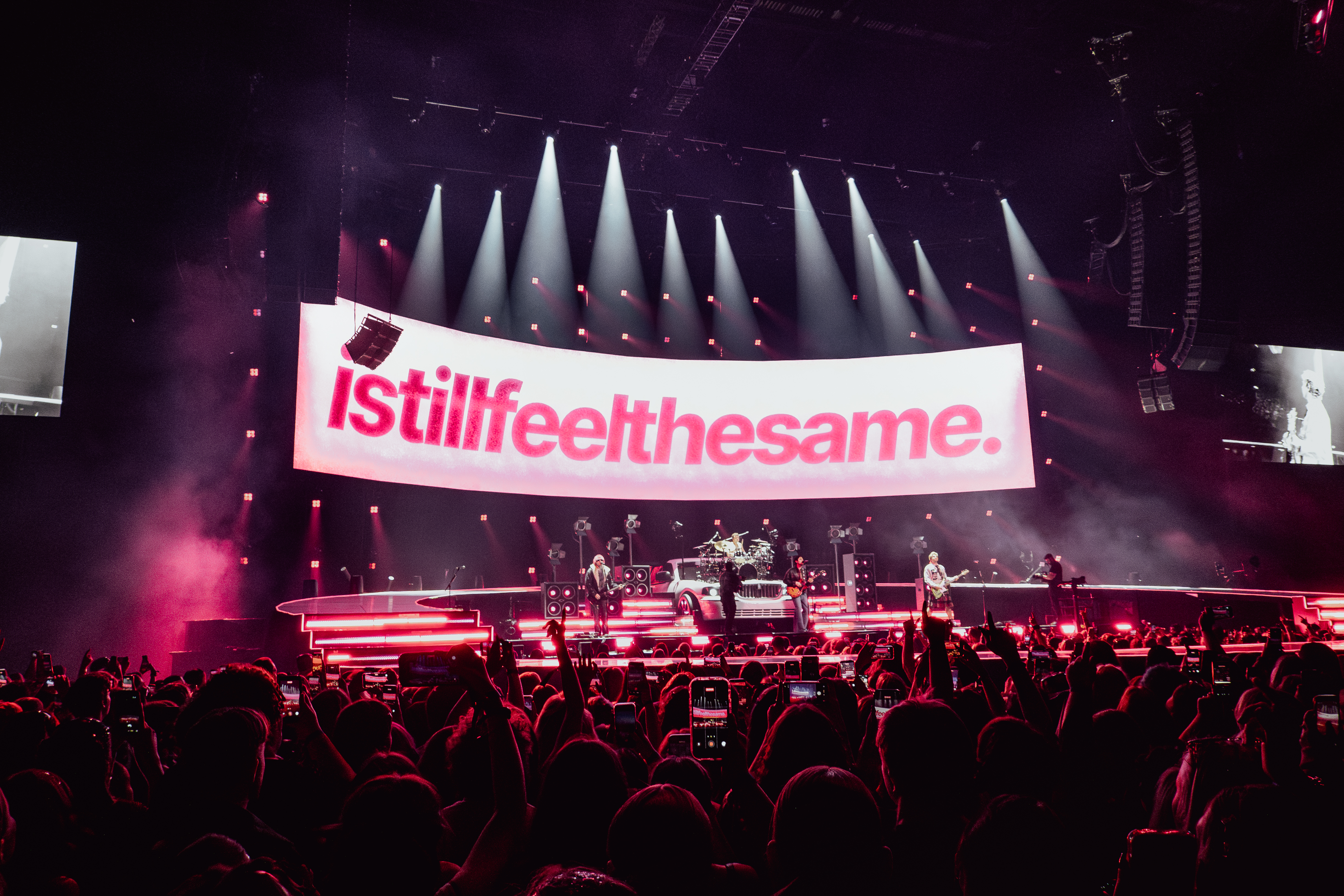 5 Seconds of Summer performing 'istillfeelthesame'
